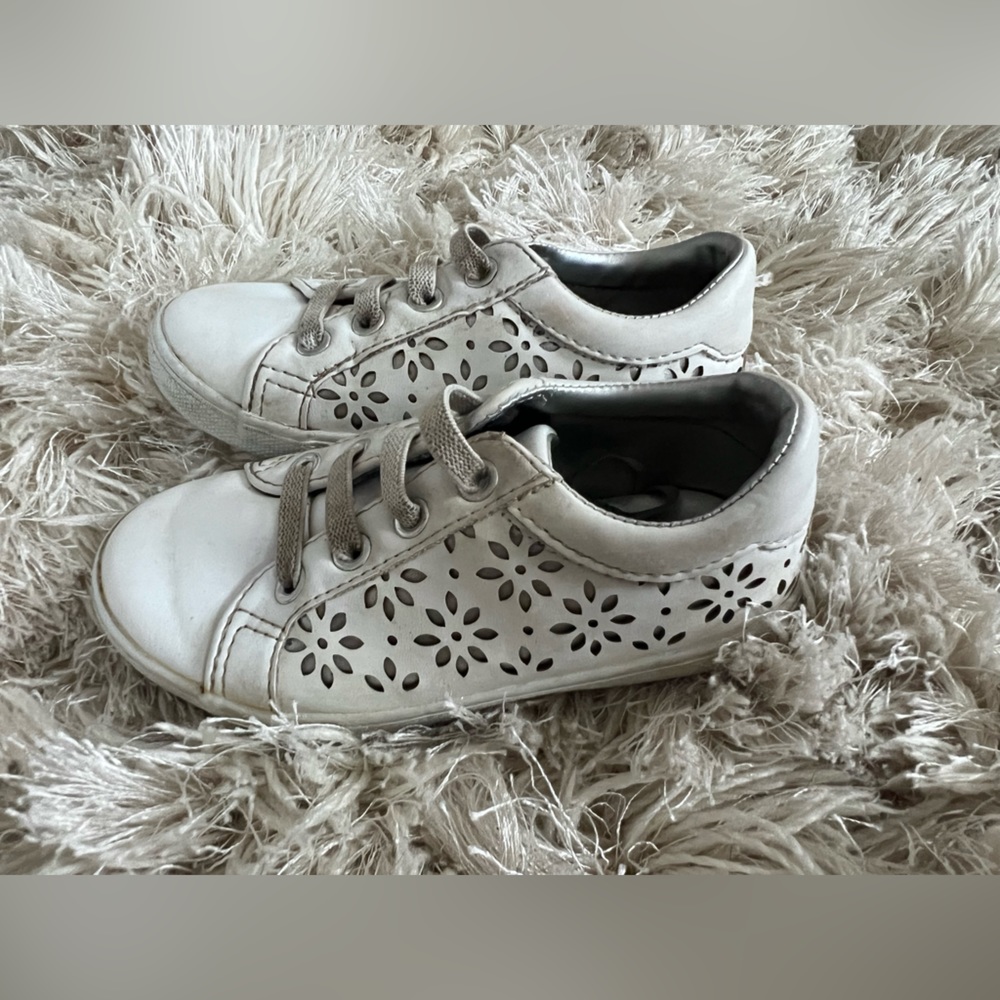 Janie and Jack white and silver eyelet sneaker in used but good condition